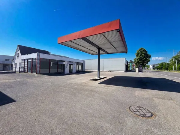 Local commercial 590 m²