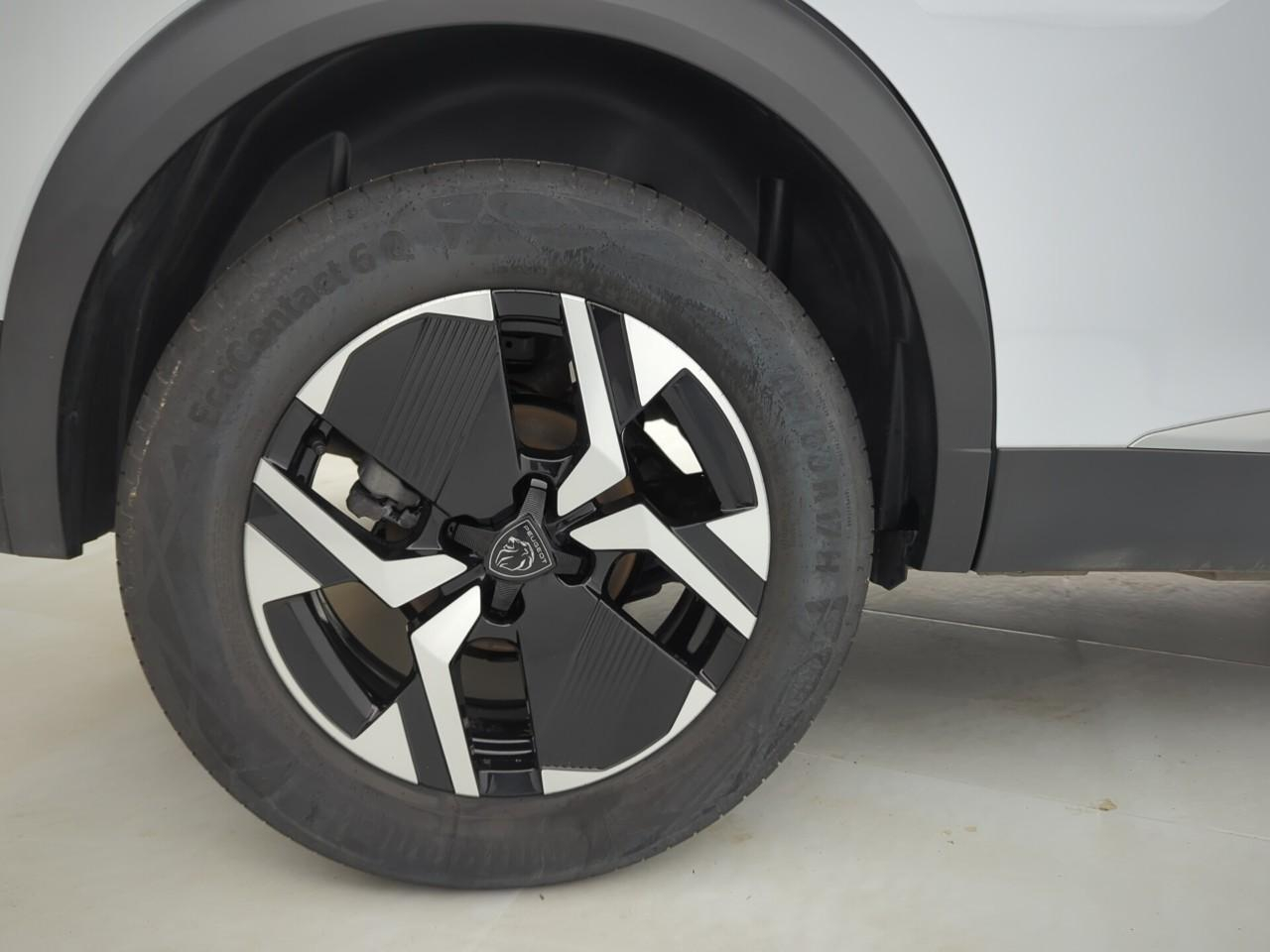 Peugeot 2008 hybrid 145 e-dcs6 allure — photo 31