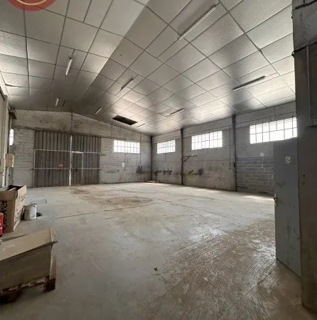 Entrepôt 585 m²