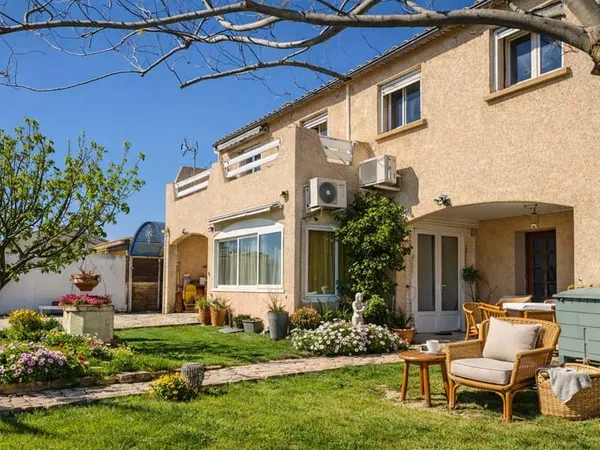 Maison avec dépendance, garage et jardin