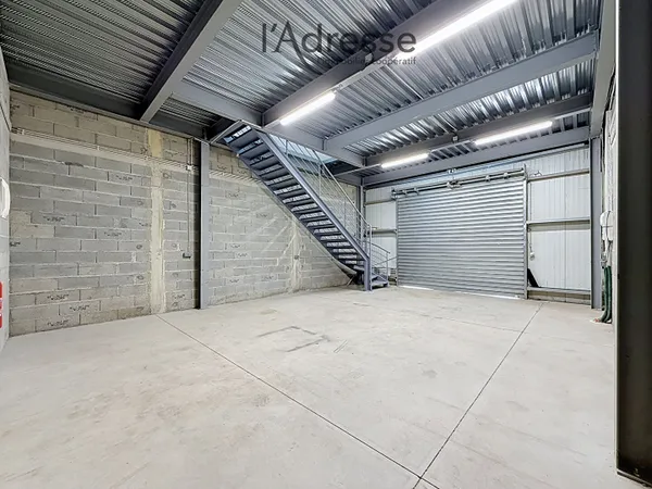 LOCAL PROFESSIONNEL AVEC DÉPÔT ET BUREAUX - SUARTELLO - 92,70 M²