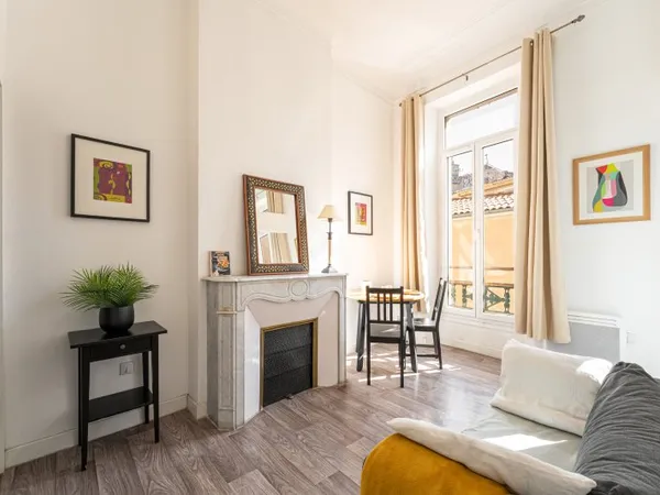 Location Grand studio Cours Julien
