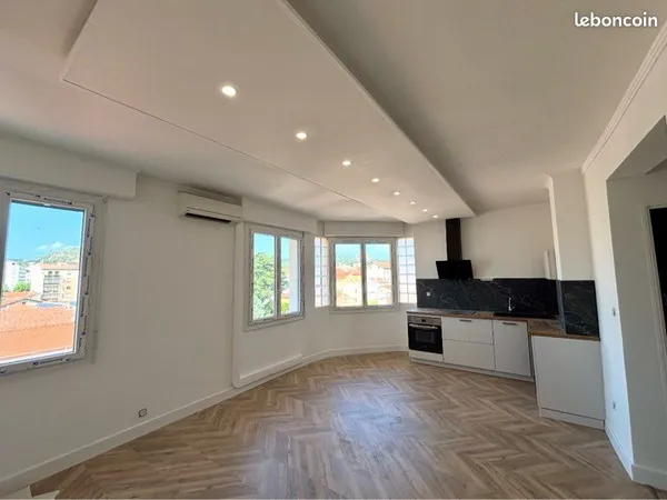 Appartement rénové entièrement dans un bel immeuble de standing