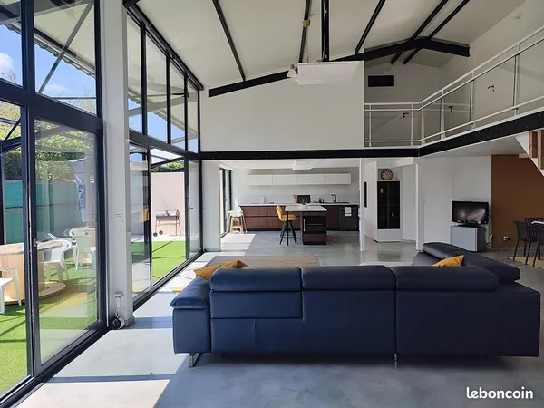 Exceptionnel Loft de 220m2, 4 ch , garage, parking, terrasse