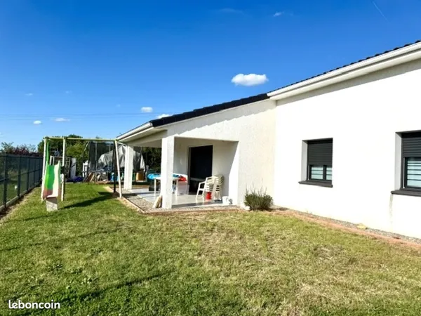 Vend maison récente de type T4 d'environ 97 m² avec grand garage sur une parcelle de 641 m²