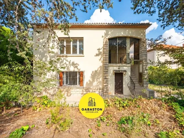 Bas de villa de 90 m² en rez-de-jardin - À rénover - Deux stationnements