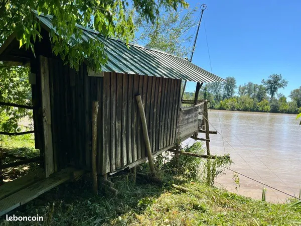 Petit ponton de pêche en bois à vendre
