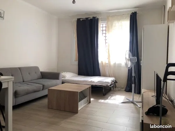 Lit simple dans une salle de séjour à louer