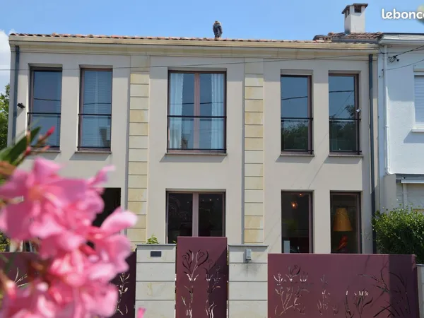 HYPERCENTRE MERIGNAC, dans rue calme, maison lumineuse d'une surface habitable de 105m2. Confort opt