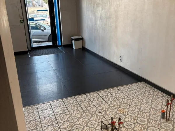 Vends local, Commercial, 202 m² ainsi qu'une place privative