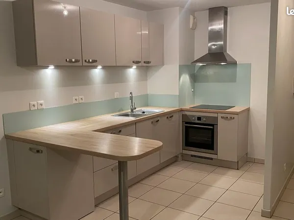 Appartement type 2 de 48m², en RDC, avec terrasse. Construction de 2015. Au bord du Lac, avec cave e