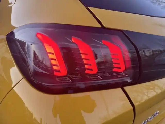 Peugeot 208 puretech 100 s&amp;s bvm6 — photo 17