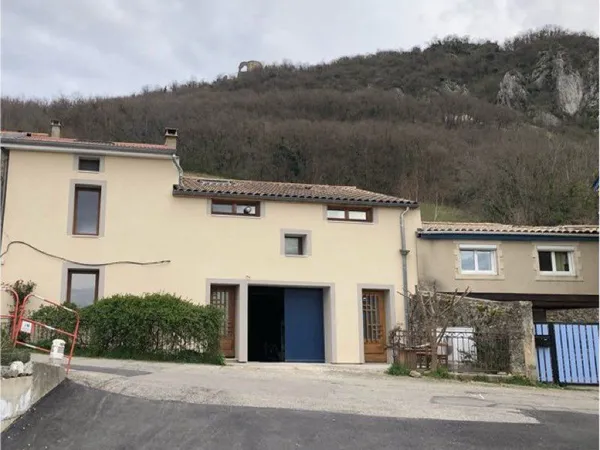Maison en pierre avec bunker et source