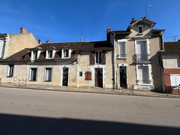 Ensemble immobilier idéalement situé en centre ville.