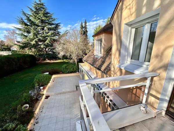Maison 11 pièces 240 m²