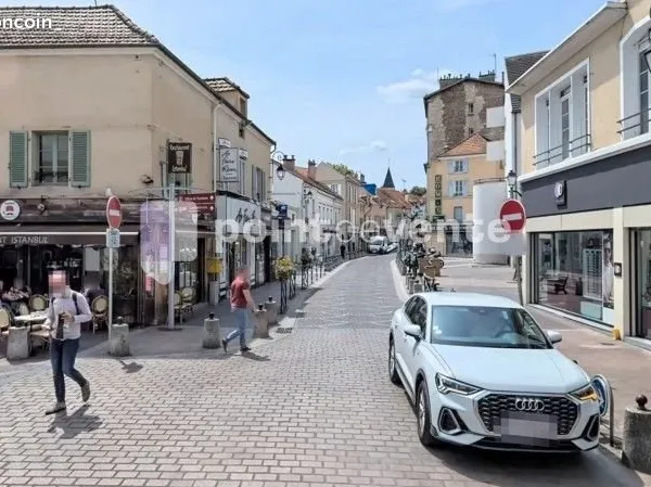 Commerce informatique/multimédia 143 m²