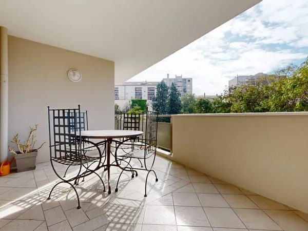Magnifique T3/T4 de 80m² avec Grande Terrasse - Cours Tolstoï,