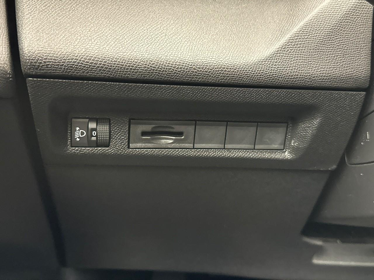 Peugeot 308 hybrid 145 e-dcs6 allure — photo 16