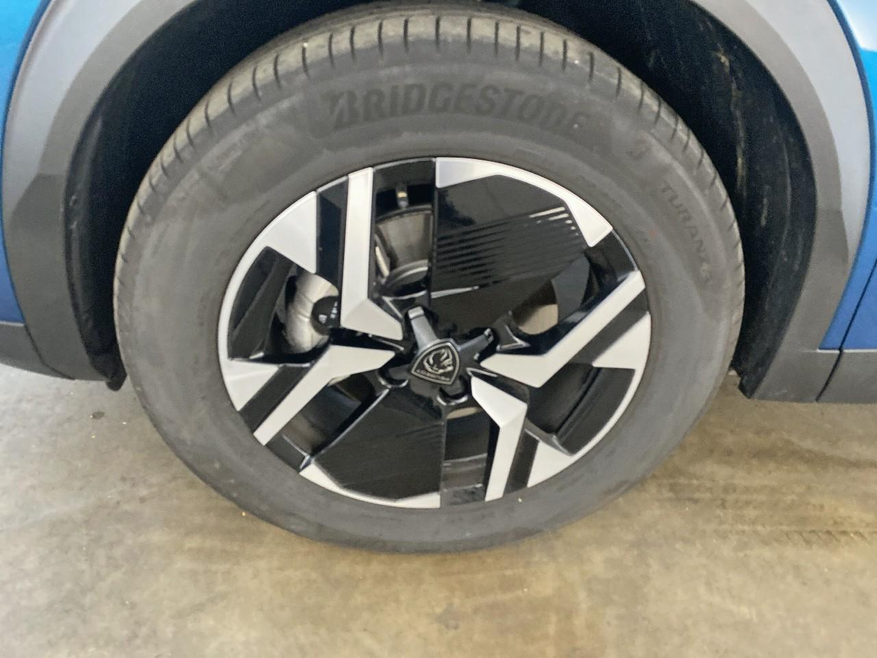 Peugeot 2008 hybrid 145 ch e-dcs6 allure — photo 11