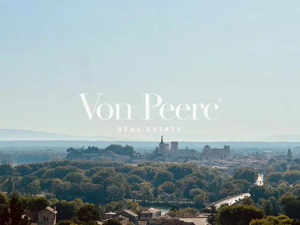 VILLENEUVE-LES-AVIGNON — APPARTEMENT TERRASSE AVEC VUE PANORAMIQUE ET FORT POTENTIEL