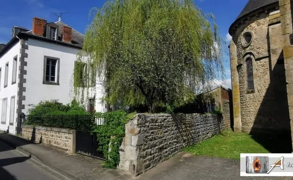 Vaste maison et son agréable jardin dans le bourg de Pionsat