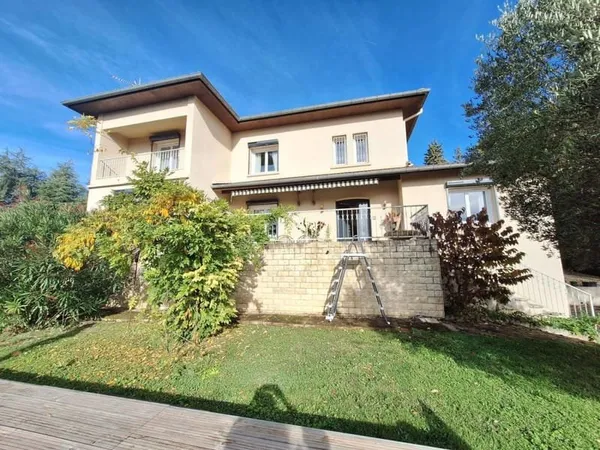 Belle maison unique avec jusqu'à 6 chambres, , 3 terrasse, garage,piscine, grand jardin de 2 280m2. 