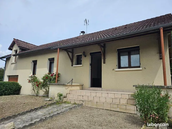 Maison individuelle avec sous-sol et grenier aménageables