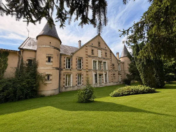 Manoir de caractère et sa maison de gardien au coeur d'un pet
