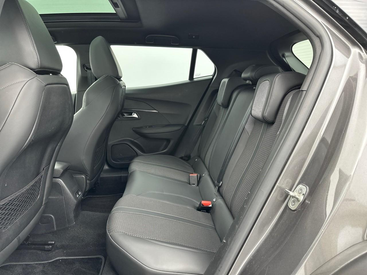 Peugeot 2008 puretech 130 s&s eat8 gt — photo 12
