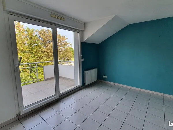 Thionville Dernier étage F2 récent avec terrasse et garage