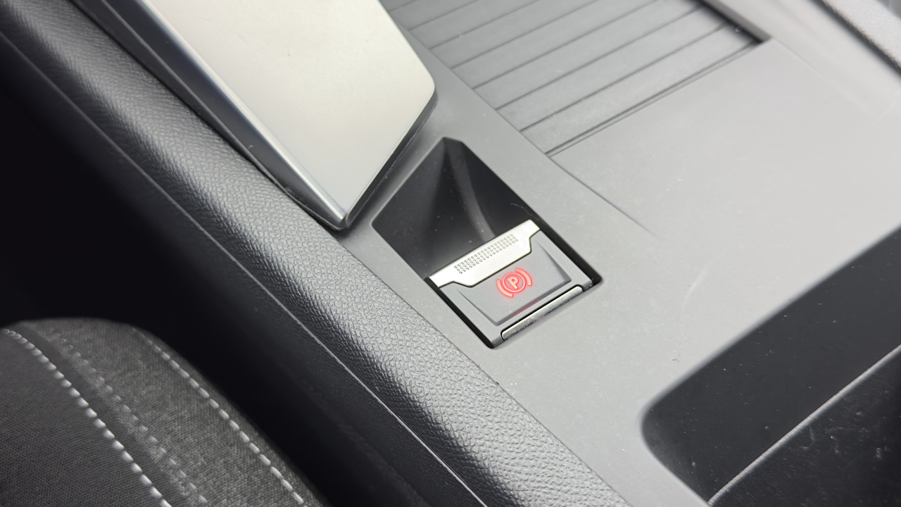 Peugeot 308 SW PHEV 180 e-EAT8 — photo 30