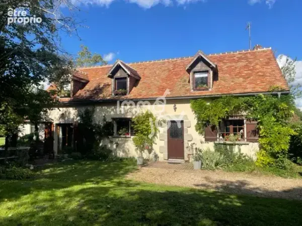 Entre Mamers et Mortagne au Perche, en village, maison de pays avec dépe,dances sur 1566 m2 de jardi