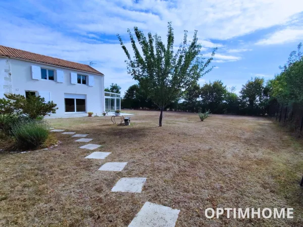 Deux maisons en une - Charentaise rénovée de 230 m² sur 4 045 m² - Idéal investissement ou projet fa