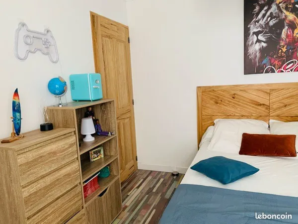 Chambre étudiante dans une propriété avec piscine