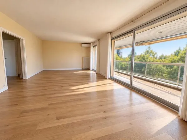 BORDEAUX CAUDÉRAN . APP 148 m² . PARC ET TENNIS  3 chambres  Balcon Parking  Cave - ascenseur