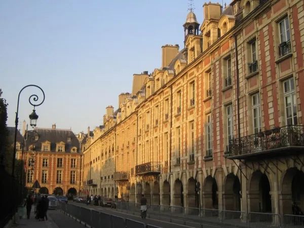 ELEGANT APPARTEMENT TYPIQUE DU MARAIS
