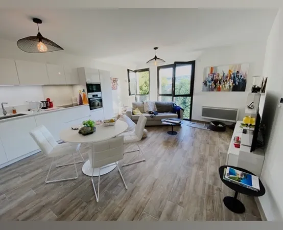 Vends appartement 50m² Aix-en-Provence état neuf calme rue privée borne avec bip