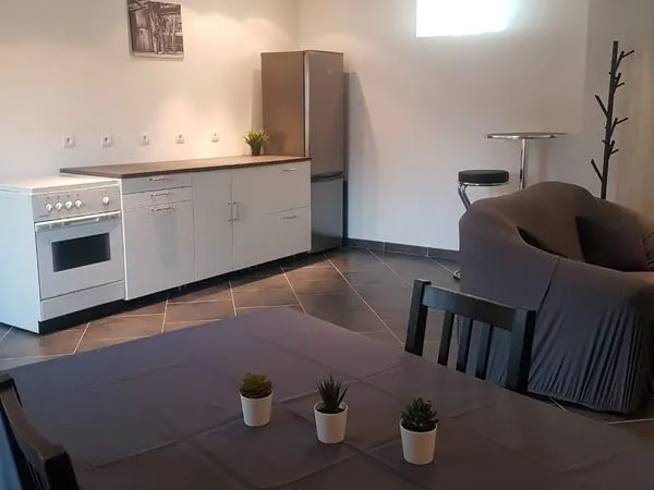 Maison meublée avec 2 chambres , jardin, dépendance de 20 m²