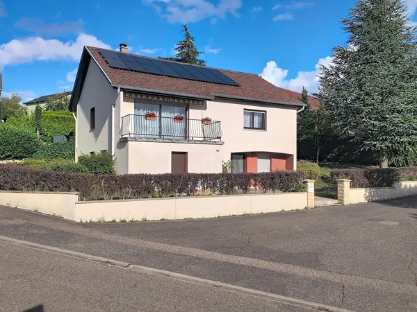 Une maison lumineuse et soigneusement entretenue, où les espaces de vie s'ouvrent naturellement sur 
