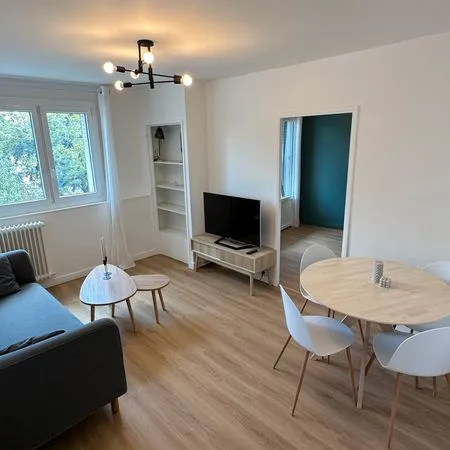 Beau T2 en parfait état et tout équipé avec balcon, cave et parking à deux pas du métro - OULLINS