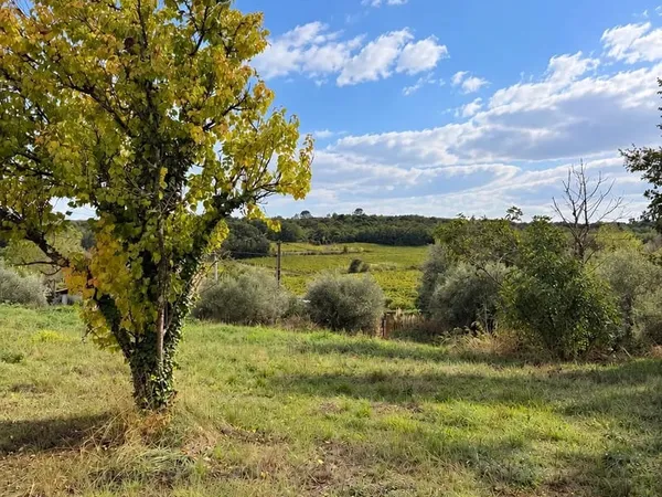 Terrain constructible de 1 759 m²