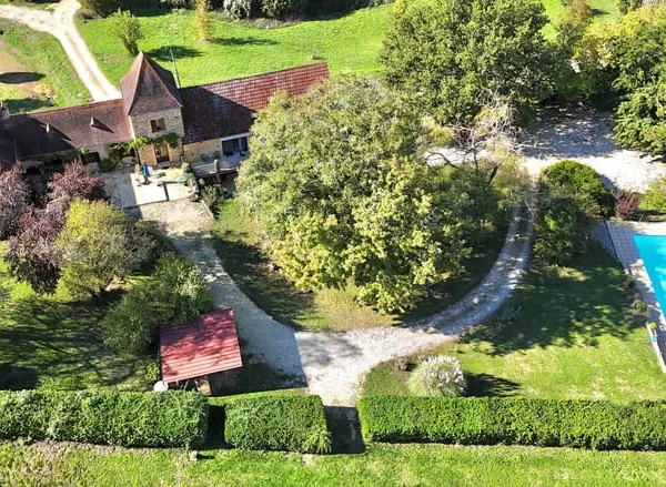 Maison de campagne en Dordogne avec 5 gîtes et piscine