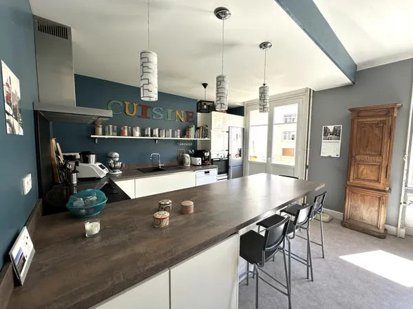 Appartement de type F6 de 140.14 m2 - 4 chambres - 2 balcons - cave - normes PMR / Saint-etienne Ana