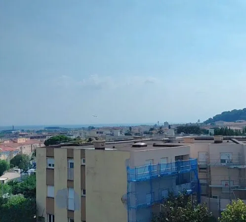 A LOUER - 2 PIECES AVEC TERRASSE ET PISCINE en dernier étage