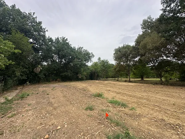 Terrain 823 m²