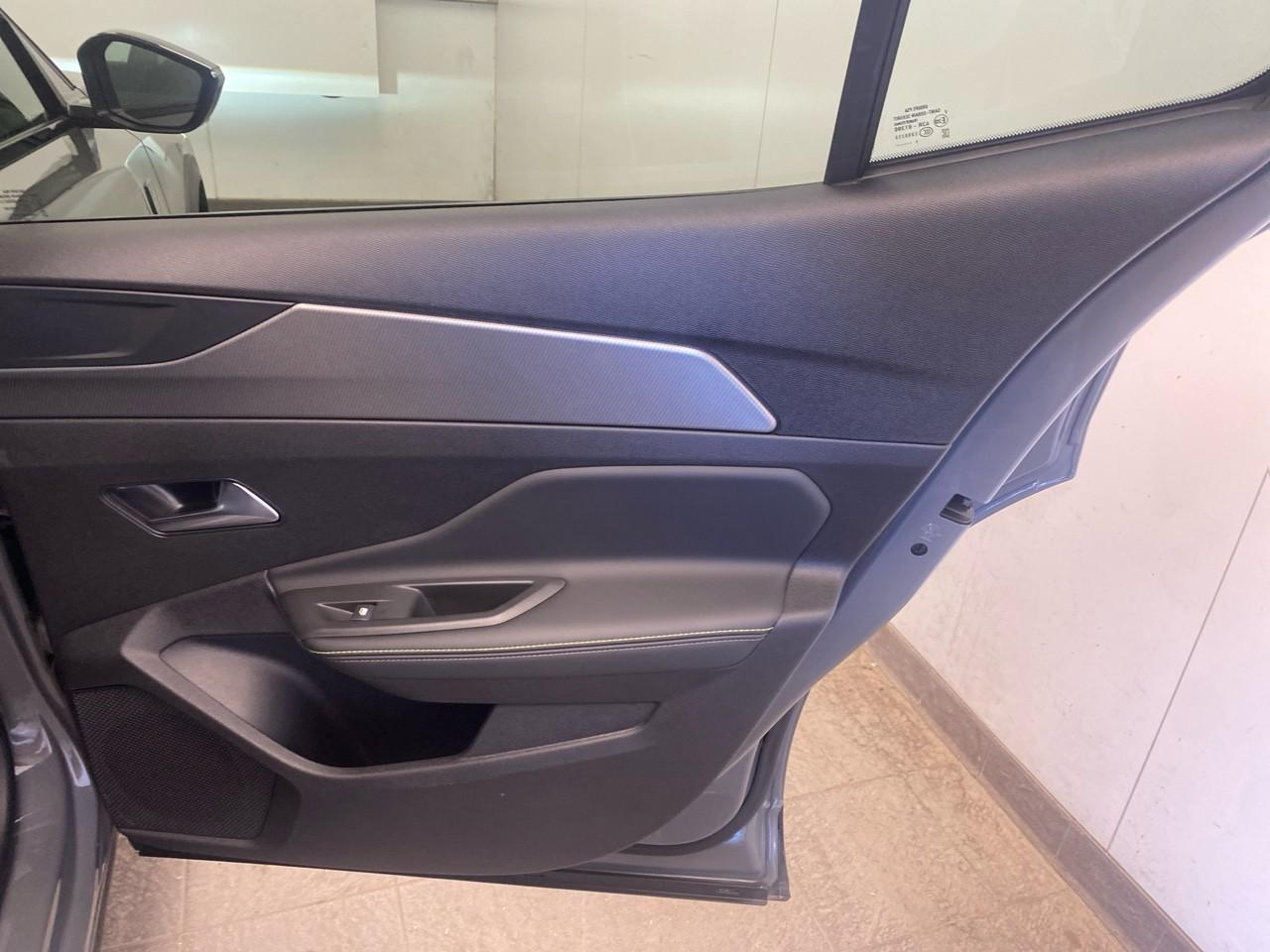 Peugeot 408 hybrid 145 e-dcs6 gt — photo 23