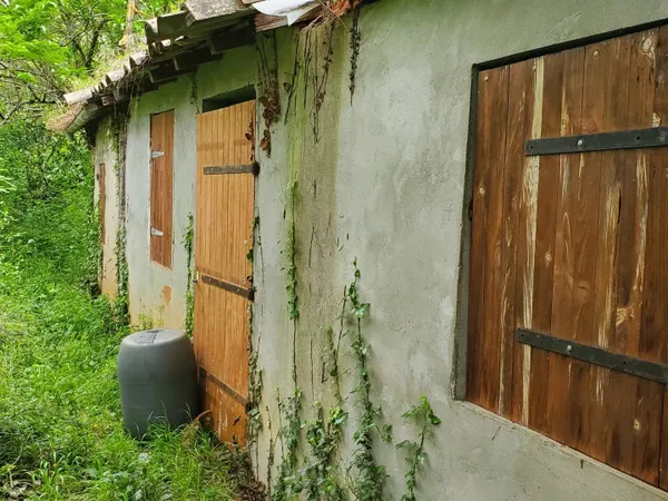 A vendre magnifique terrain bordé par un ruisseau au milieu des bois avec une bâtisse