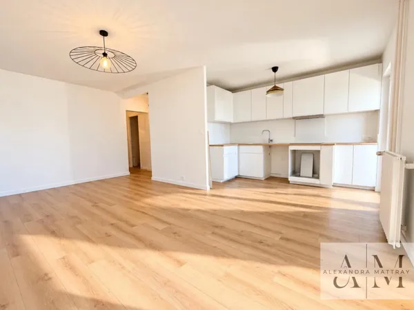 LE BOUSCAT - Appartement T3 entièrement rénové, balcon exposé Sud-Est, parking