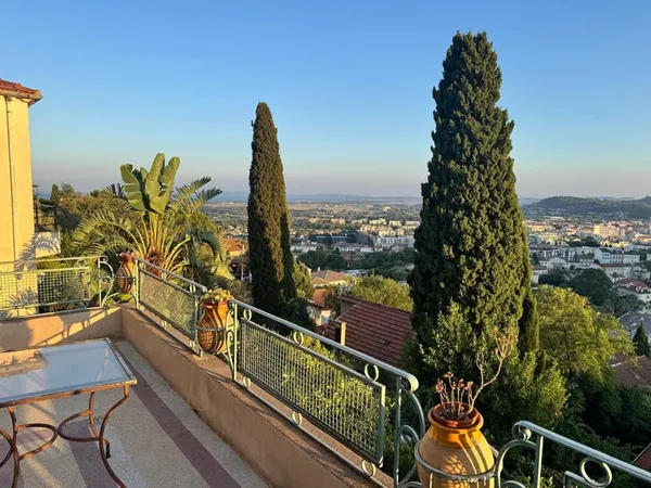 Charmante villa avec vue panoramique sur la Méditerranée et sur le centre historique