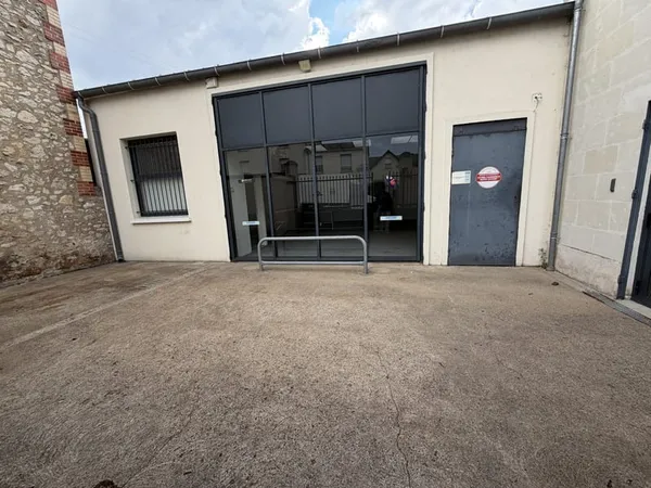 Local d’activité et entrepôt Location Saumur  400m² 2000€